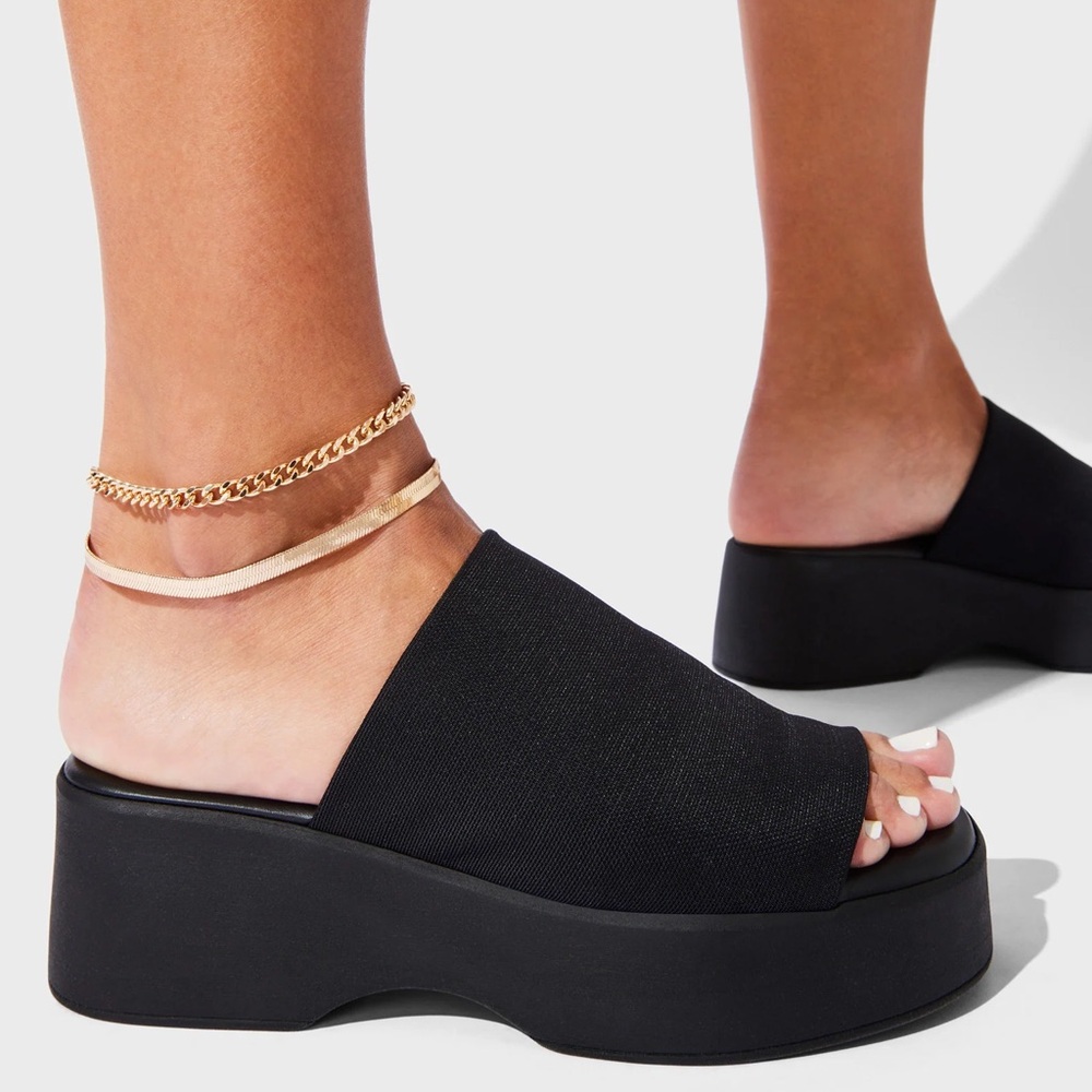 Steve Madden Black Platform Slides
